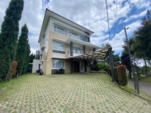villa 9 kamar fasilitas kolam renang