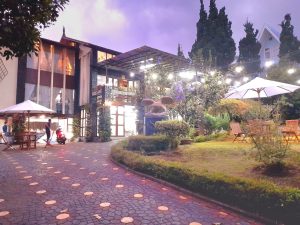 villa 6 kamar kolam renang