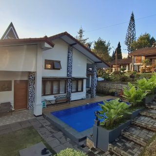 villa 3 kamar minimalis kolam renang