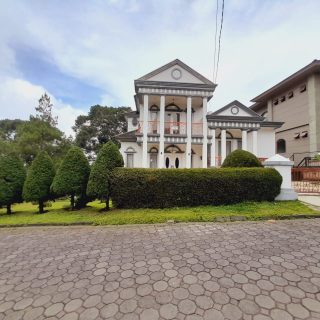 villa 6 kamar kolam renang