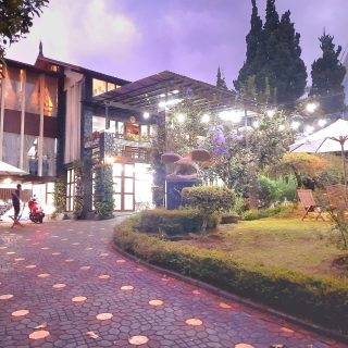villa 6 kamar kolam renang
